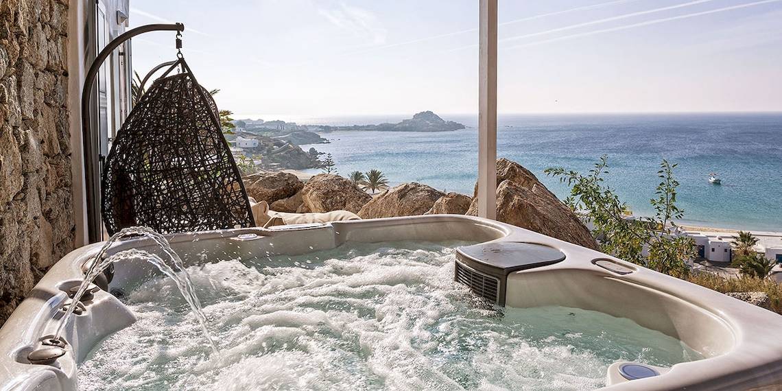Whirlpool mit Meerblick im Myconian Ambassador Relais & Chateaux Hotel