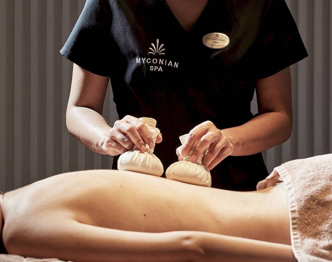 Spa-Massage im Myconian Ambassador Relais & Chateaux Hotel