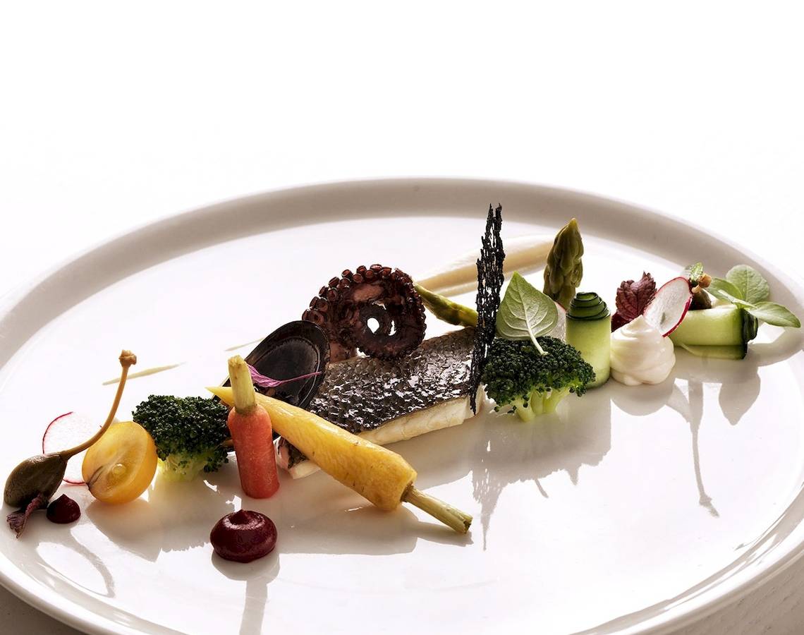 Gegartes Lachsfilet mit Gemüse auf dem Myconian Ambassador Relais & Chateaux