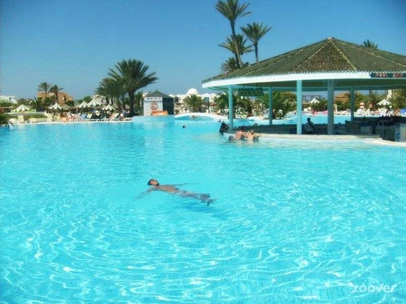 Djerba Holiday Beach Hotelpool mit Palmenbäumen und Schwimmenden