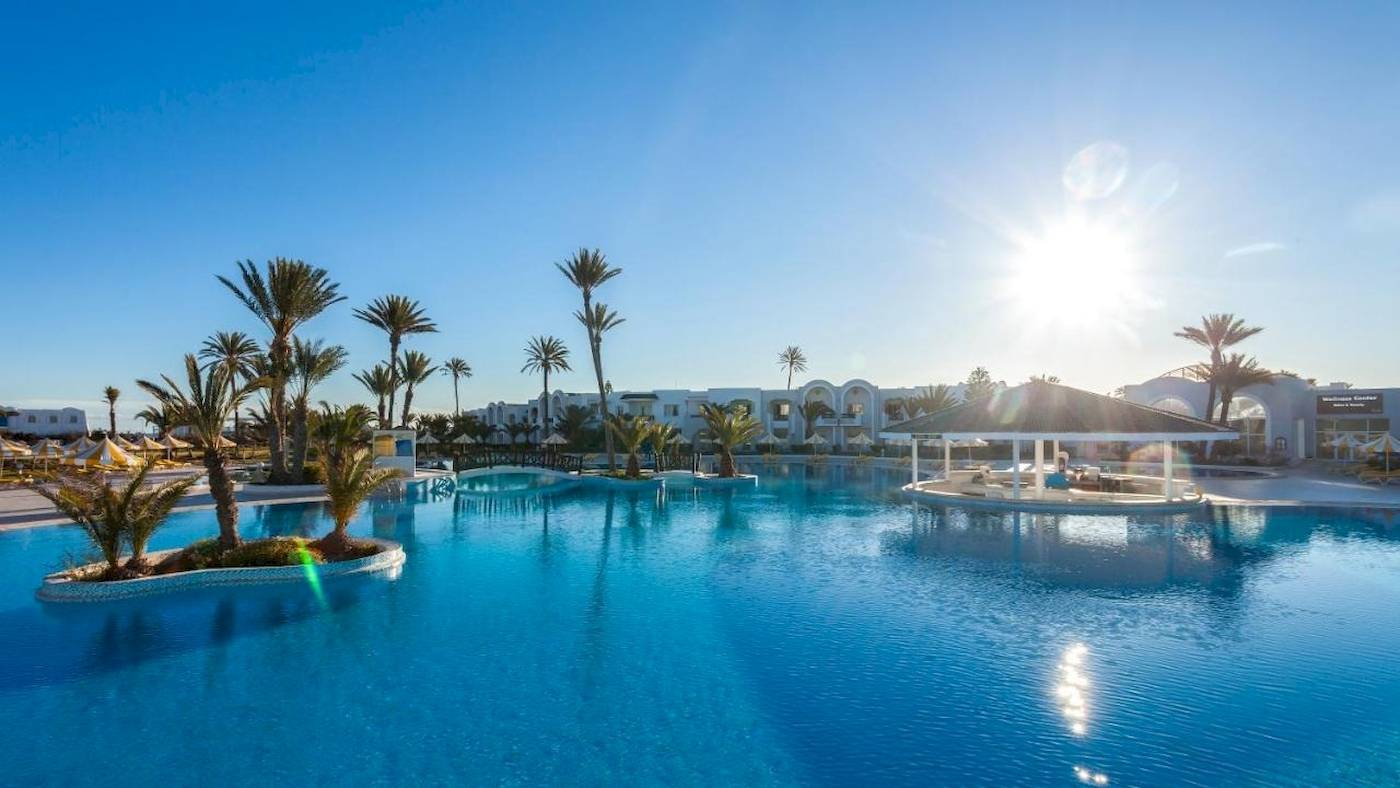 Djerba Holiday Beach Hotel mit Pool, Palmen und Sonnenschein