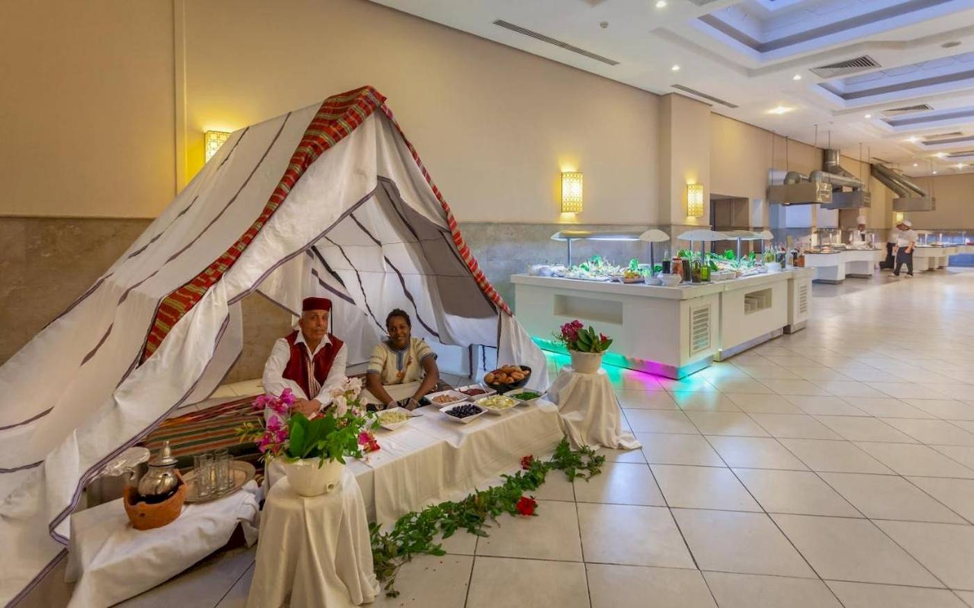 Buffettisch im Djerba Holiday Beach Hotel mit zwei Personen, die servieren.