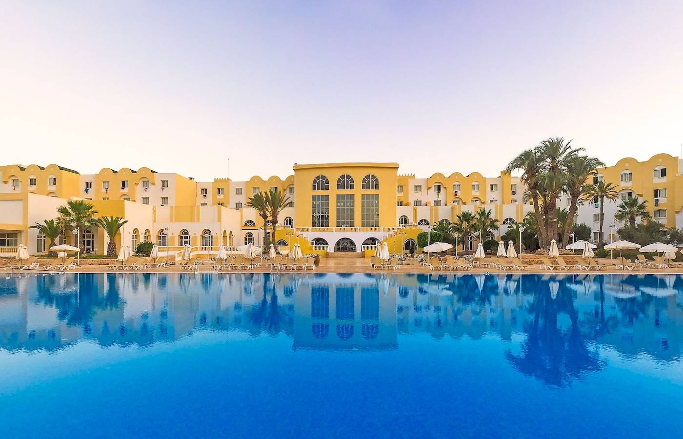 Djerba Holiday Beach Hotel mit Pool und Liegestühlen im Freien