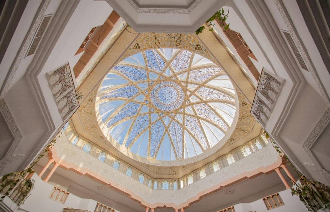 Innenansicht des Djerba Holiday Beach Hotels mit einer runden, verglasen Kuppel.
