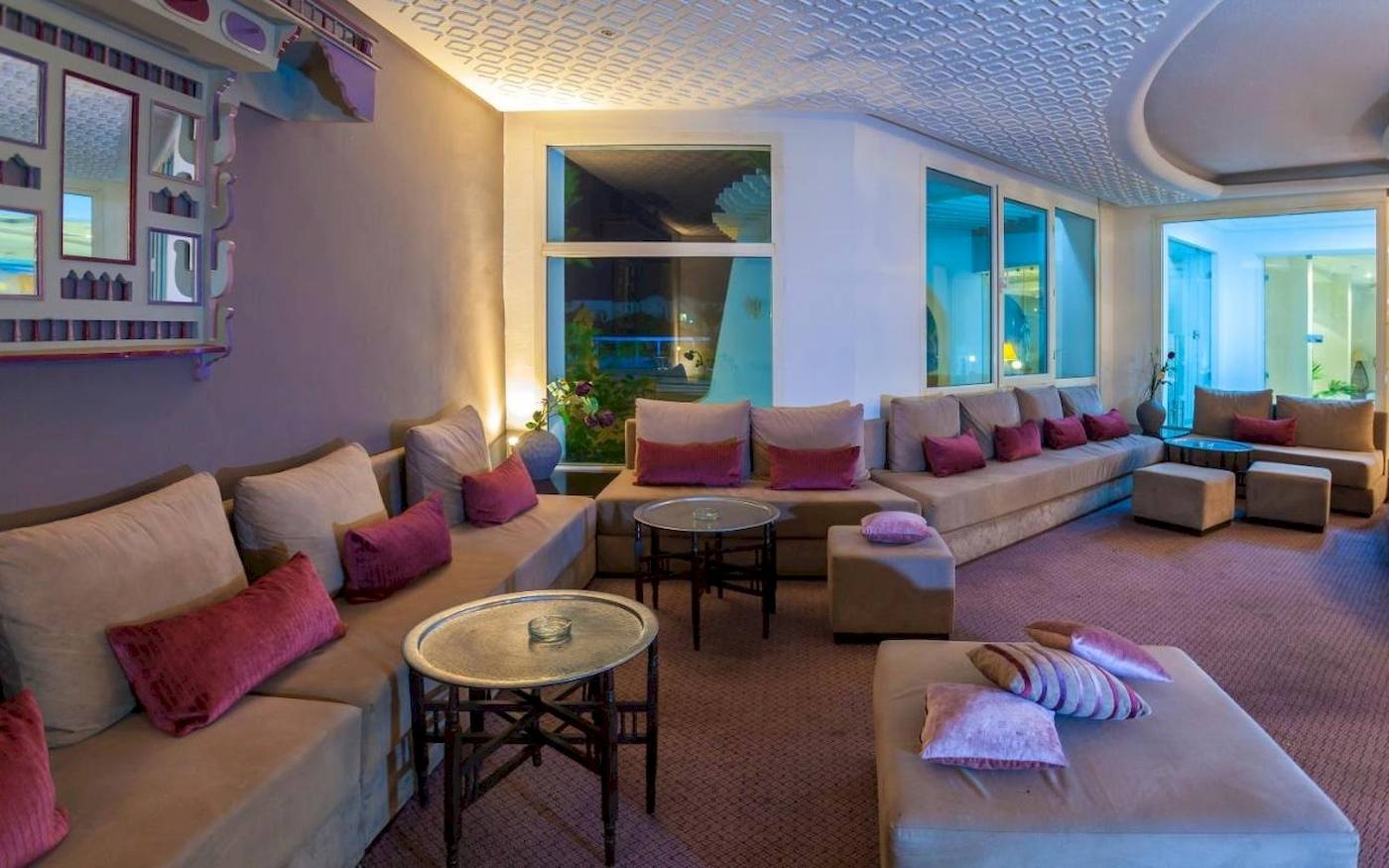 Lounge-Bereich im Djerba Holiday Beach Hotel mit Sofas und Tischen.