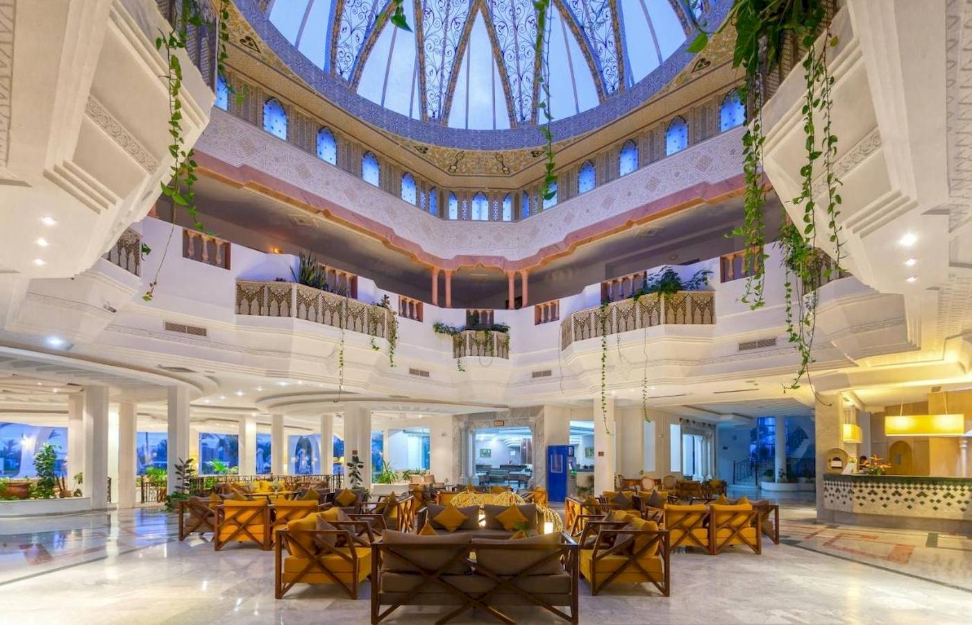 Lobby des Djerba Holiday Beach Hotels mit Kuppel, gelben Sesseln und Pflanzen