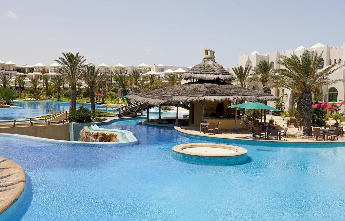 Außenpool des Djerba Holiday Beach Hotels mit Terrasse und Sonnenschirmen