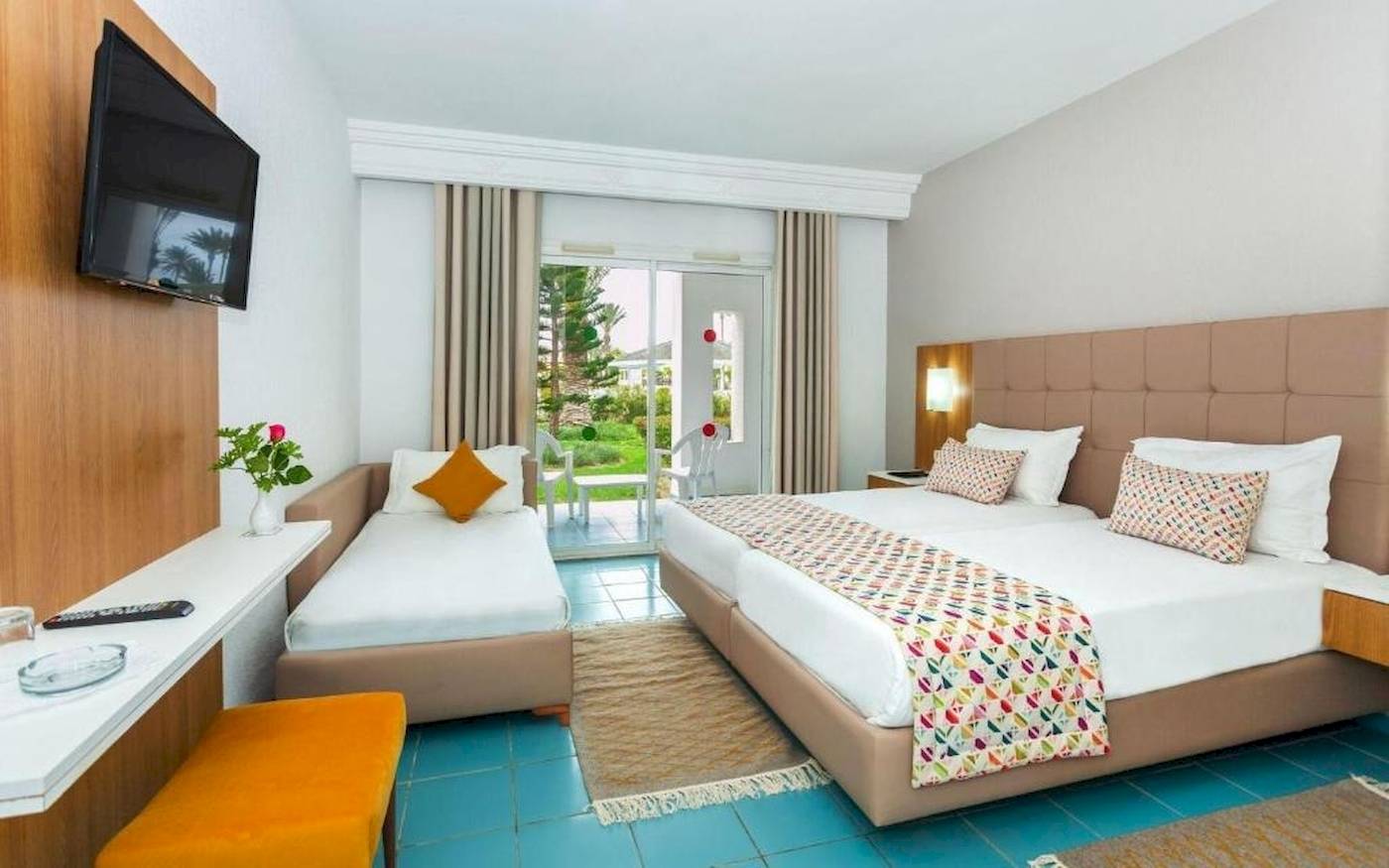 Djerba Holiday Beach Hotelzimmer mit zwei Betten, Fernseher und Gartenblick.