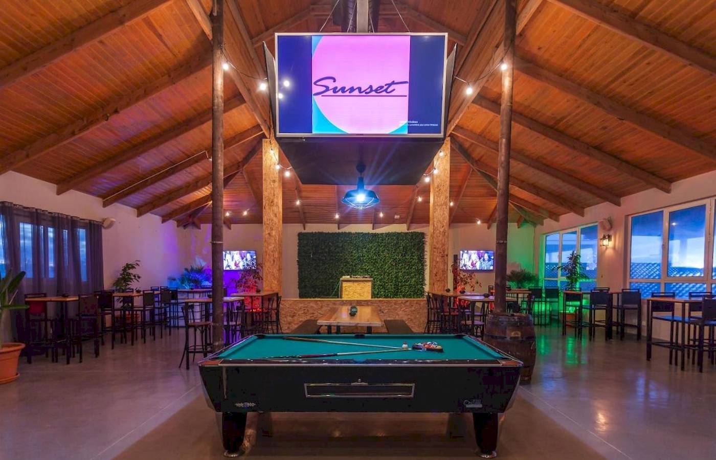 Billardtisch in der Poolhalle des Djerba Holiday Beach Hotels mit einer großen Leinwand und buntem Licht.