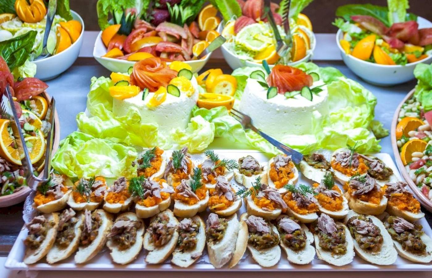 Buffet-Tisch im Djerba Holiday Beach Hotel mit verschiedenen Salaten und Häppchen.