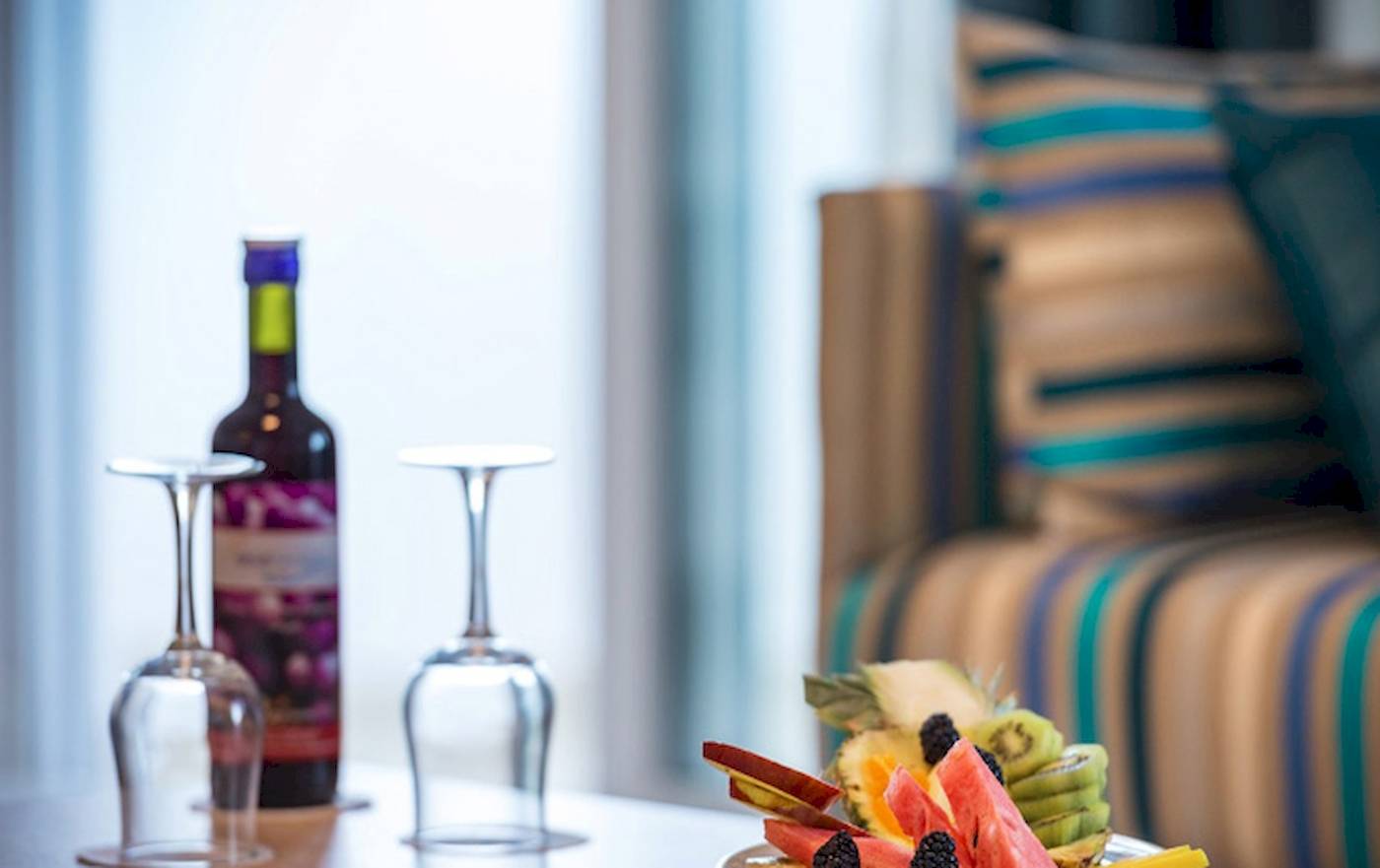 Cocktail-Gläser und Flasche auf einem Tisch im Irene Palace Beach Resort