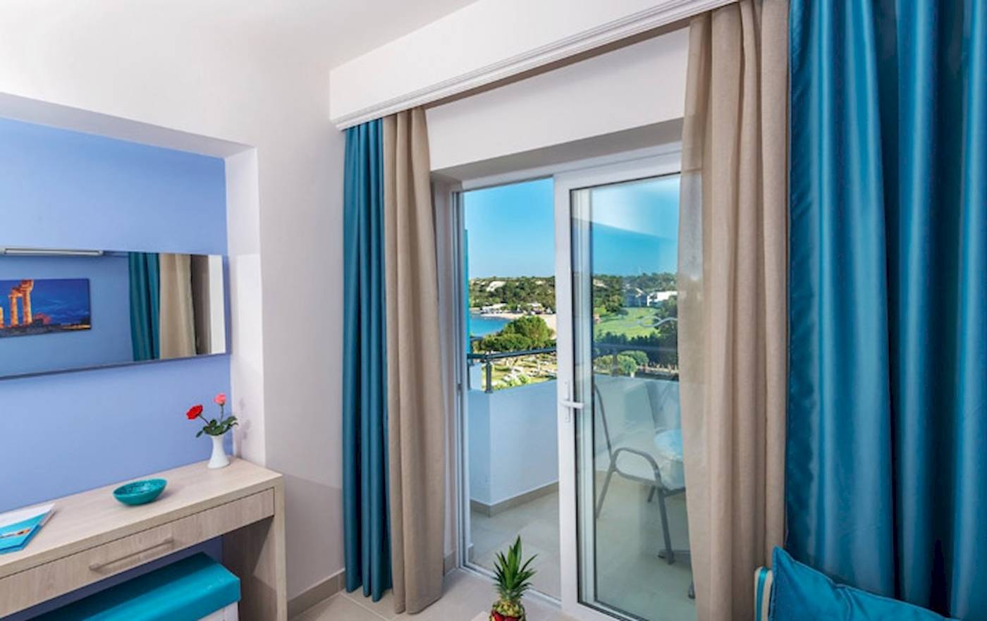 Zimmer im Irene Palace Beach Resort Hotel mit Blick auf den Balkon und die Aussicht.