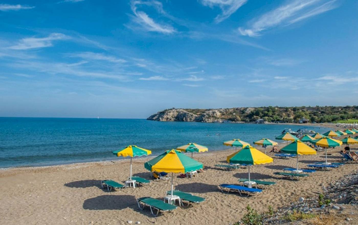 Sonniger Strand des Irene Palace Beach Resort mit vielen Liegen und Sonnenschirmen