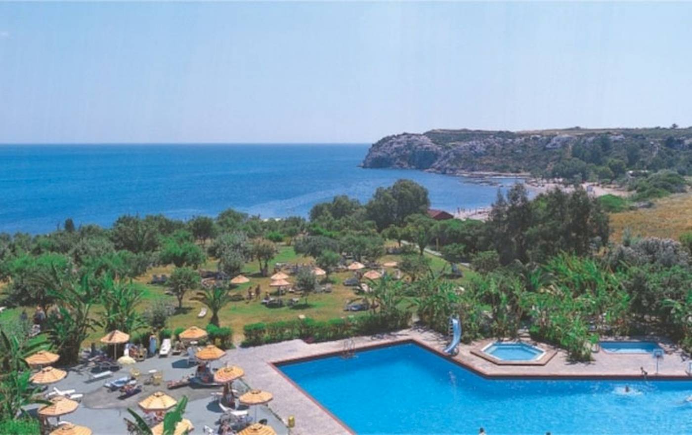 Luftaufnahme des Irene Palace Beach Resorts mit Blick auf den Pool, den Strand und das Meer.