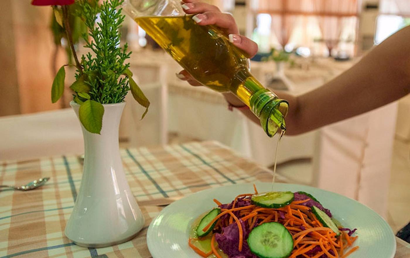 Essen auf einem Teller im Irene Palace Beach Resort.