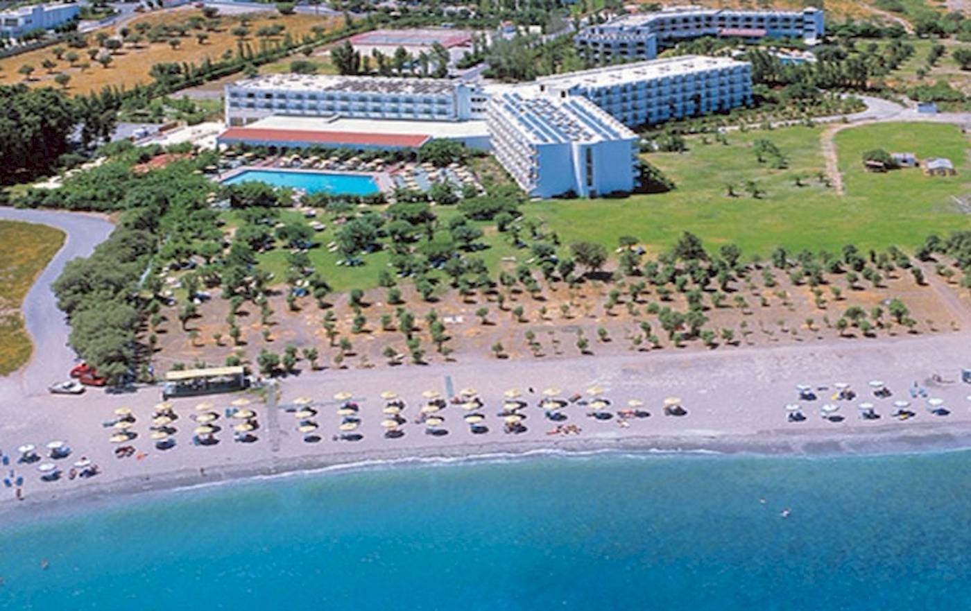 Luftaufnahme des Irene Palace Beach Resort mit Pool und vielen Sonnenschirmen am Strand.