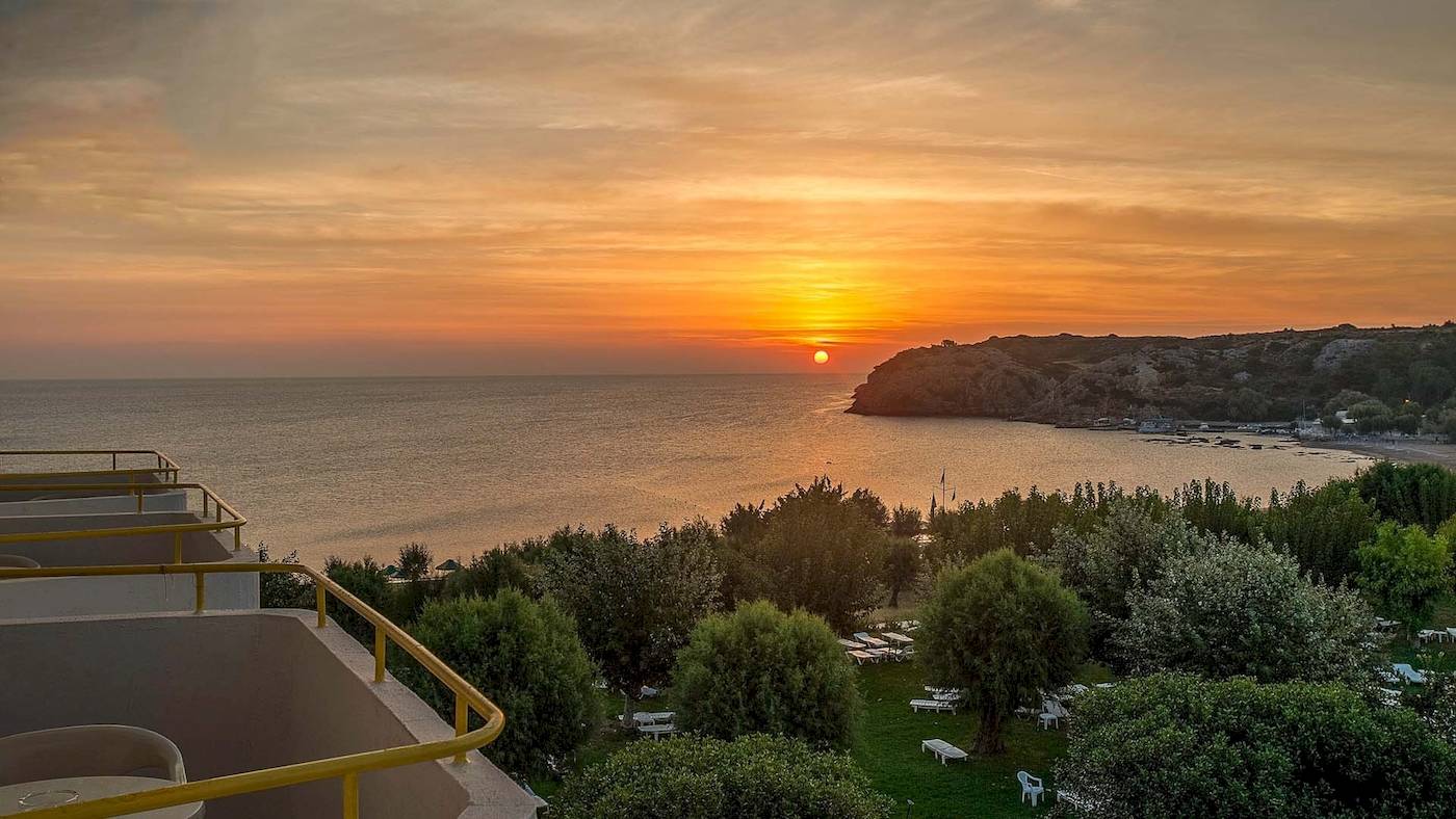 Sonnenuntergang am Strand des Irene Palace Beach Resorts mit Blick aufs Meer