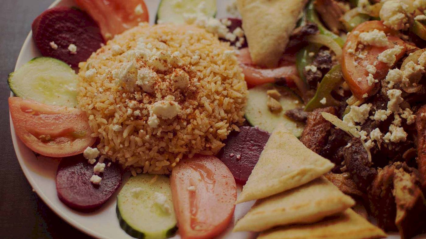 Nahrungsmittel auf Teller mit Reis, Gemüse und Fleisch