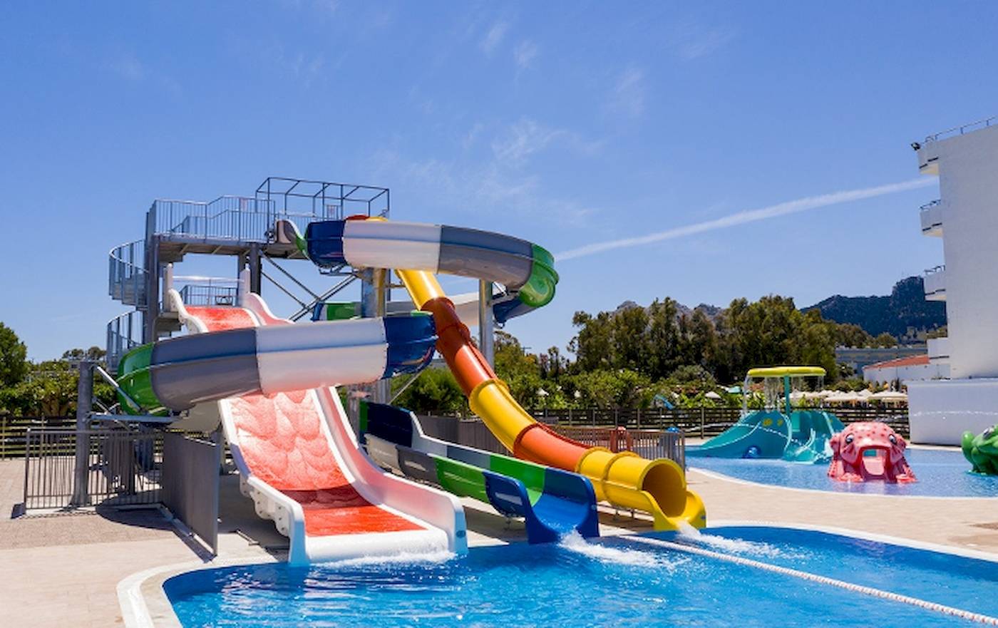 Wasserrutschen im Irene Palace Beach Resort auf einem sonnigen Tag.