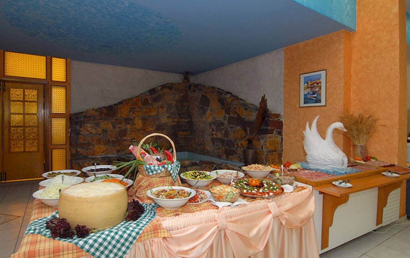 Buffet-Tisch im Irene-Palast-Strand-Resort mit verschiedenen Gerichten und Dekoration.