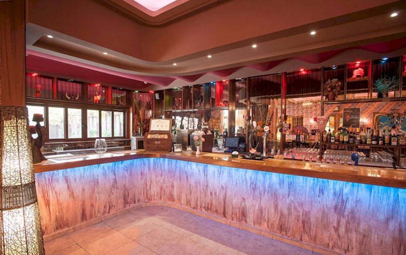 Bar im Irene Palace Beach Resort Hotel mit Holztheke und bunten Lichtern
