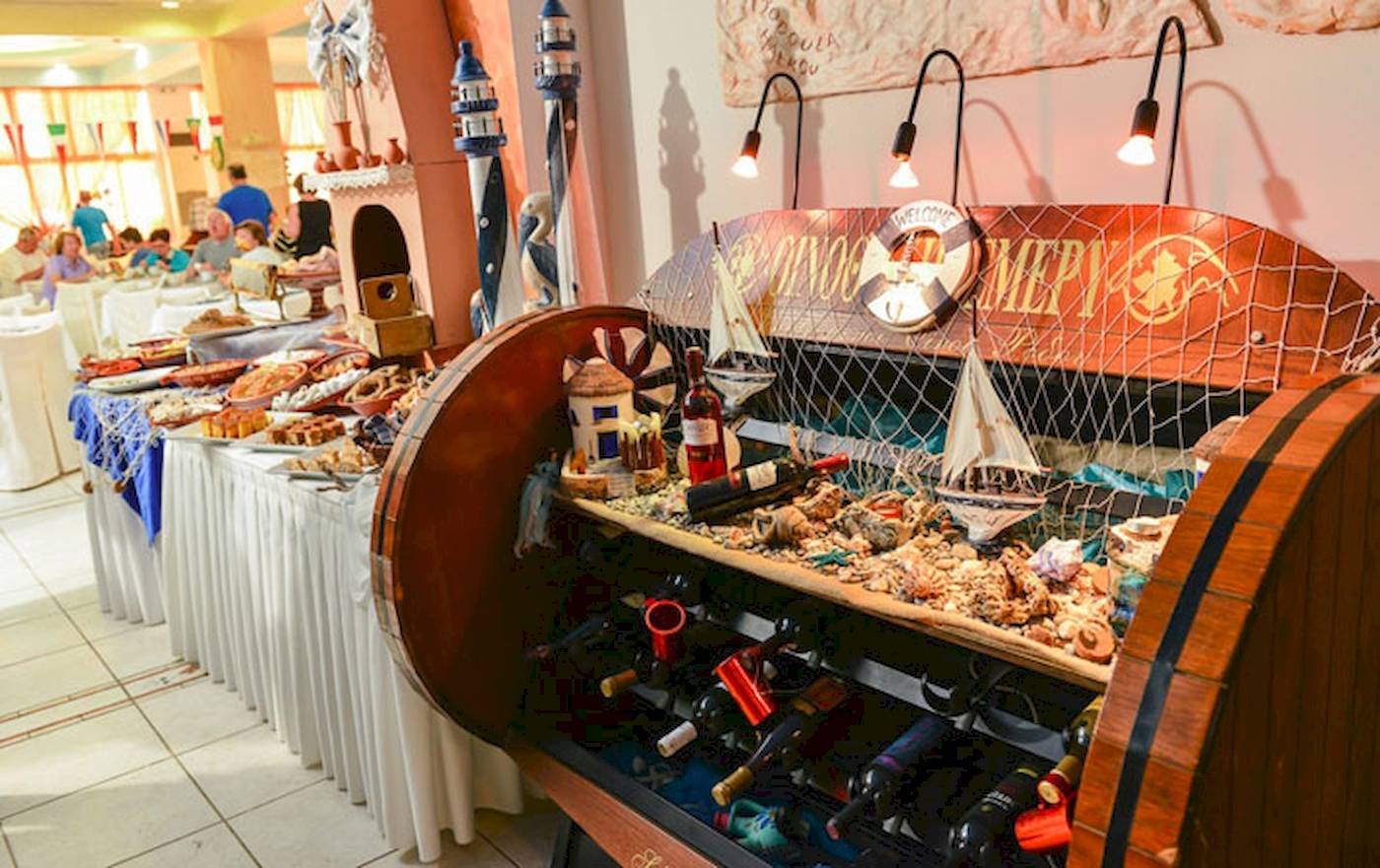 Buffet im Irene Palace Beach Resort mit verschiedenen Speisen und maritimem Dekor.