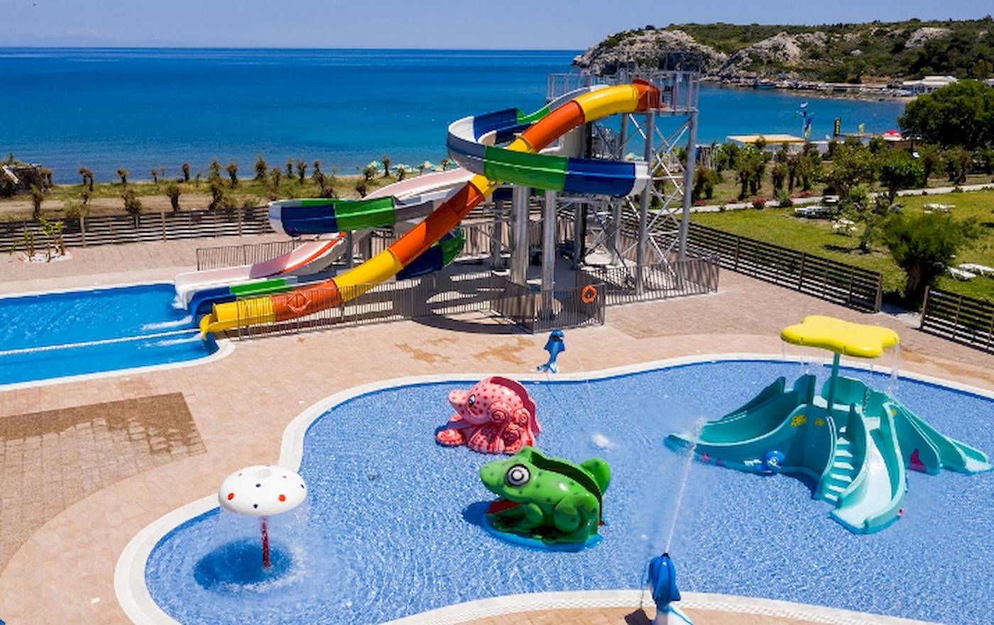 Wasserrutsche im Irene Palace Beach Resort mit Blick auf das Meer