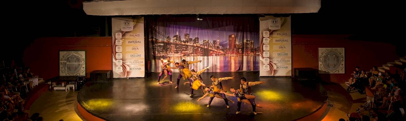 Tanzgruppe auf der Bühne des Delphin Palace Hotels in der Nacht