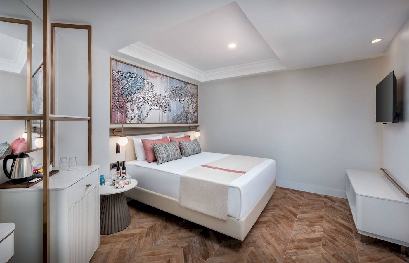 Das elegante Zimmer im Delphin Palace Hotel mit großem Bett, Kunstwerk an der Wand und modernen Möbeln.