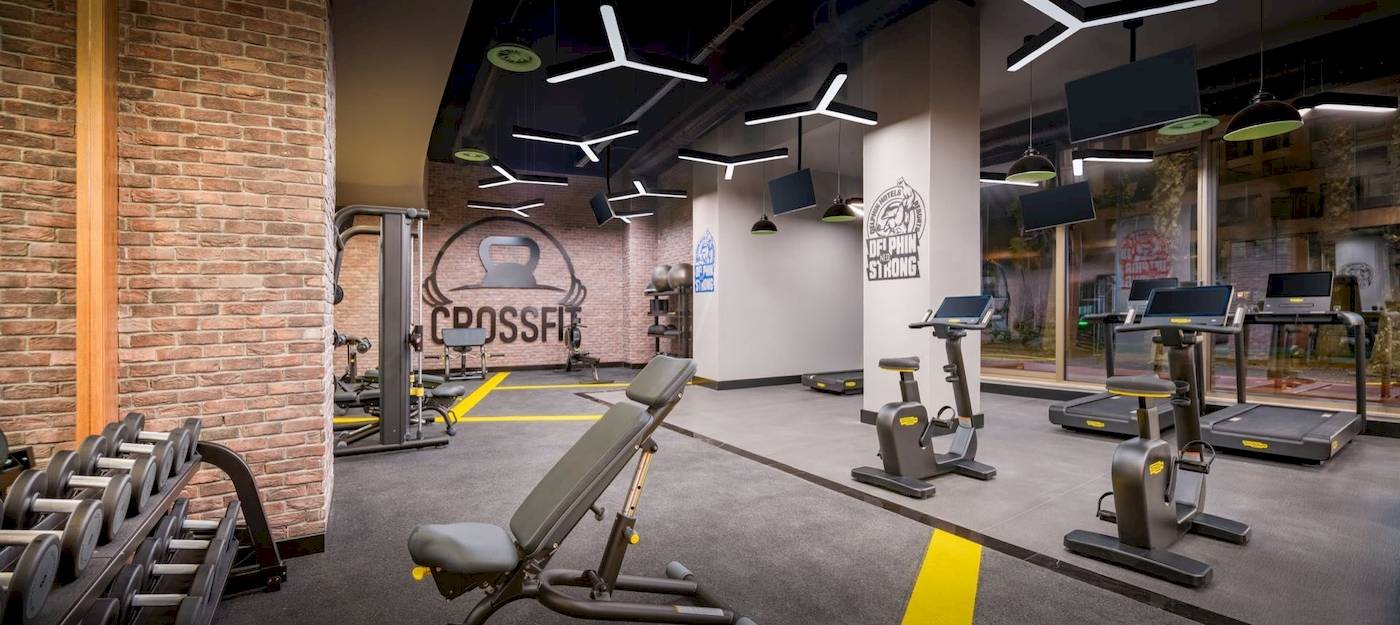 Crossfit Fitness Studio im Delphin Palace Hotel mit modernen Geräten und einer gemauerten Wand.