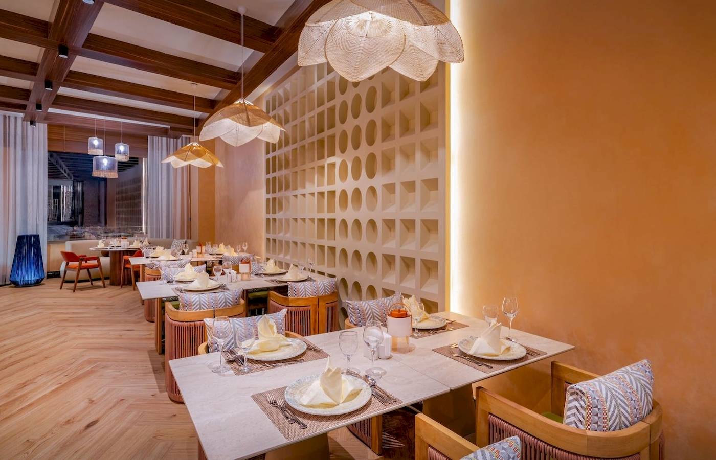 Innenansicht des Restaurants Delphin Palace mit gedeckten Tischen und hängenden Lampen.