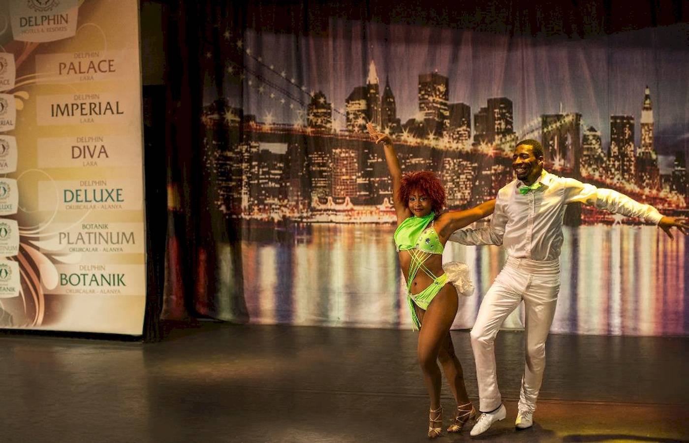 Paar tanzt im Delphin Palace Hotel vor einer New York Skyline Kulisse