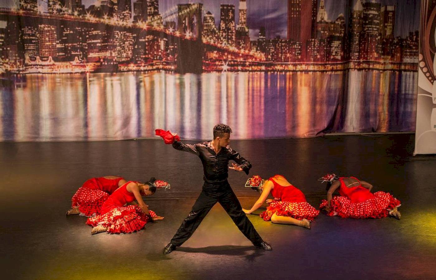 Tanzgruppe auf der Bühne des Delphin Palace Hotels