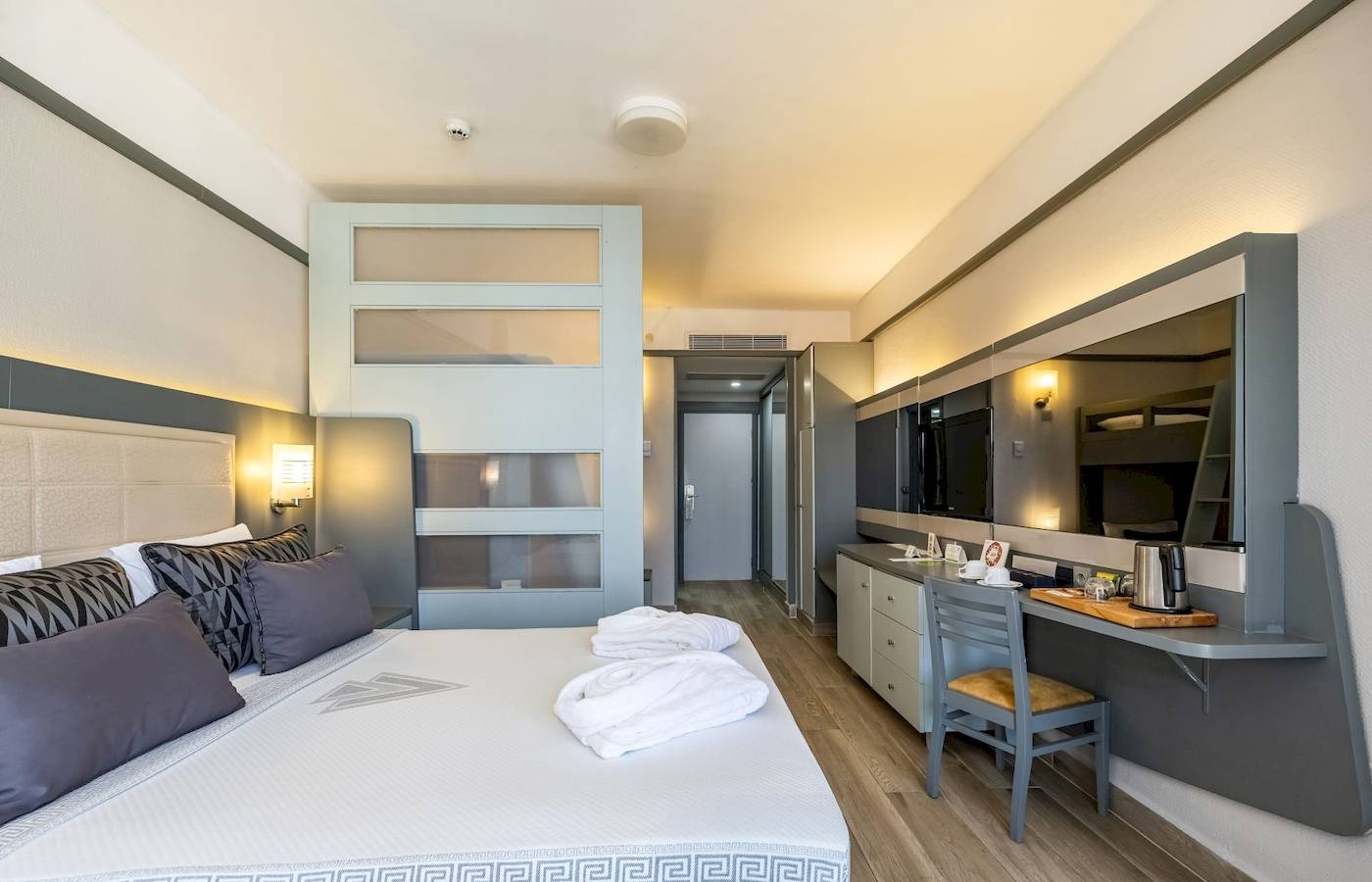 Hotelzimmer im VONRESORT Golden Coast mit Bett, Schreibtisch und Fernseher.