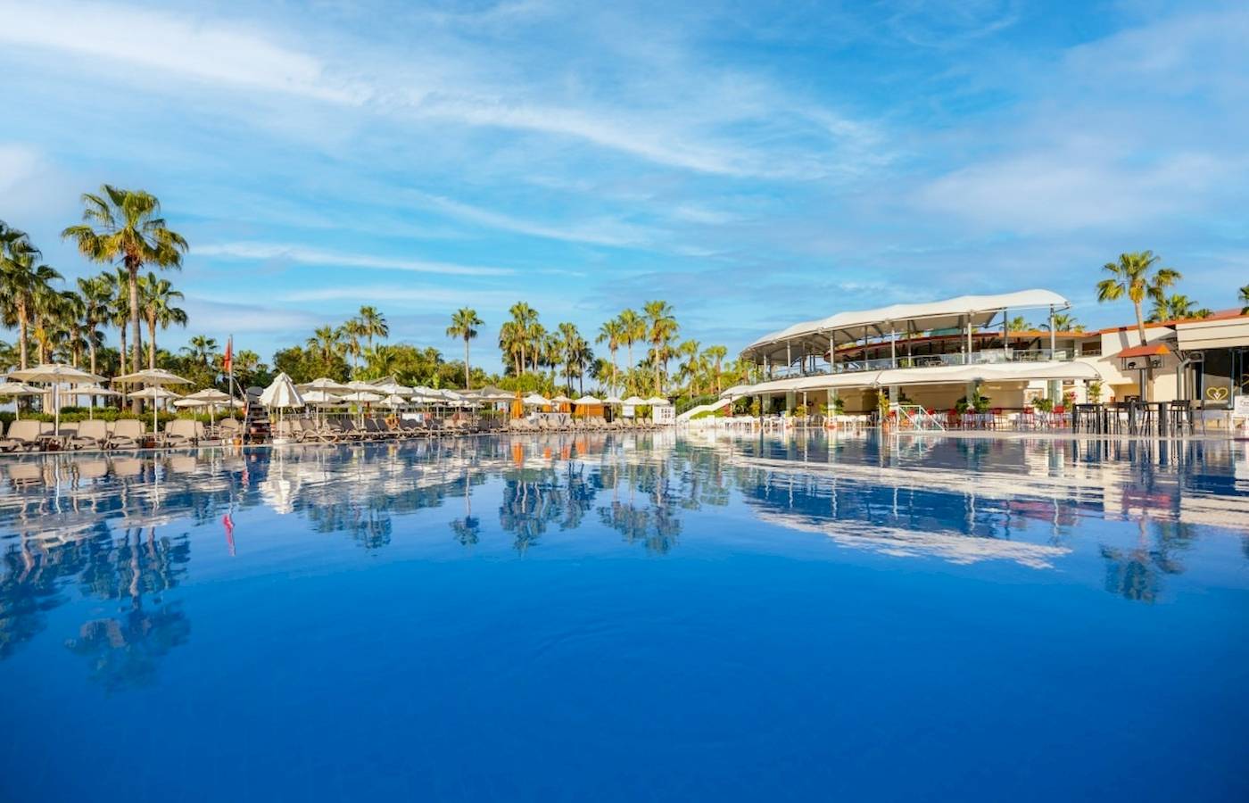 Vonresort Golden Coast mit großem Swimmingpool und Sonnenliegen