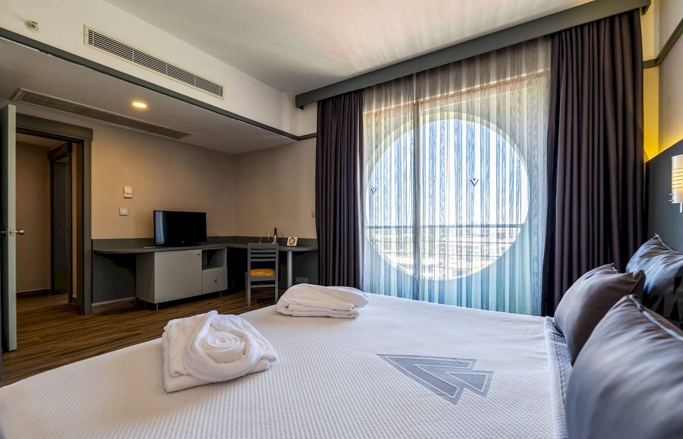 Vonresort Golden Coast Hotelzimmer mit Bett und Fenster