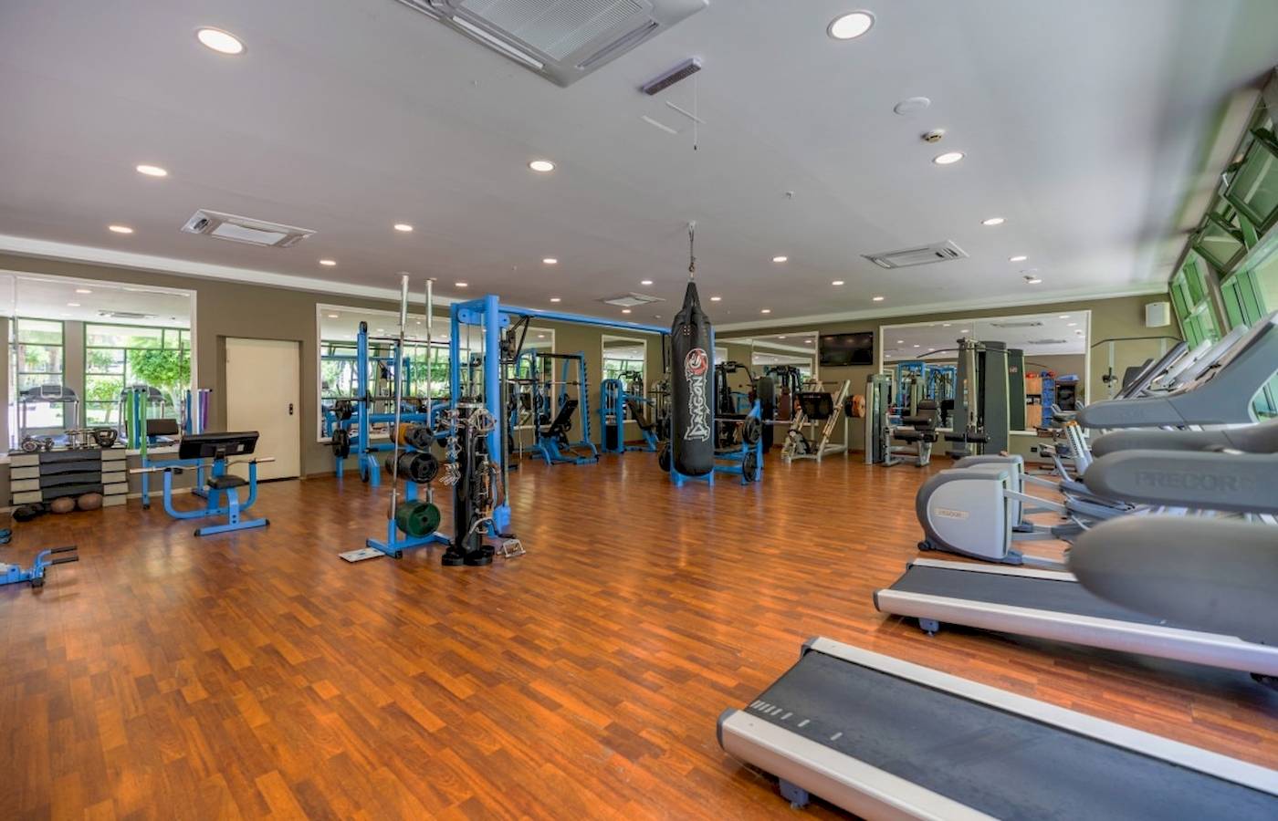 Fitnesscenter im VONRESORT Golden Coast mit Laufband, Boxsack und Hanteln