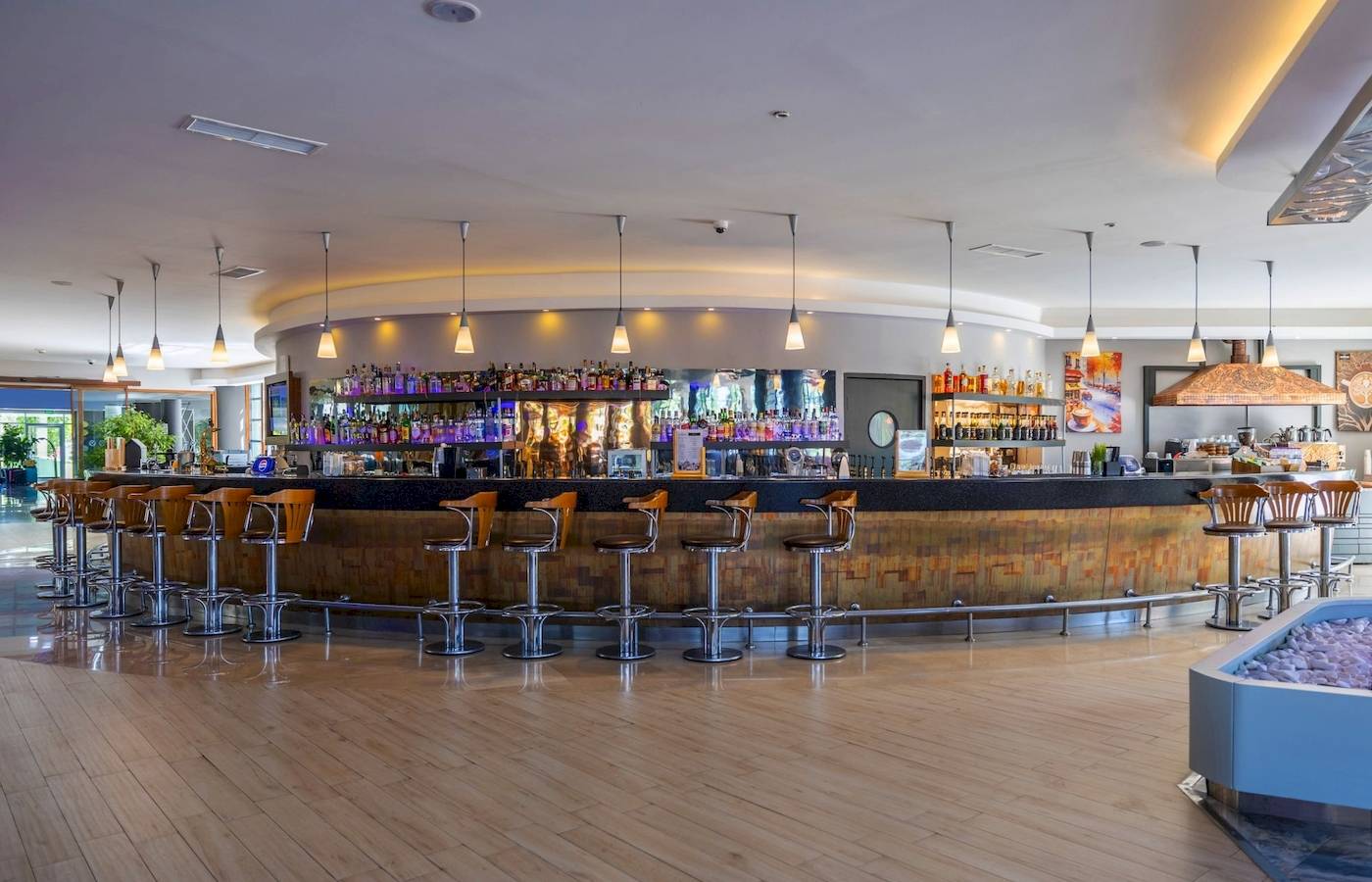 Vonresort Golden Coast Hotel Bar mit Barhockern und einer vollen Bar.
