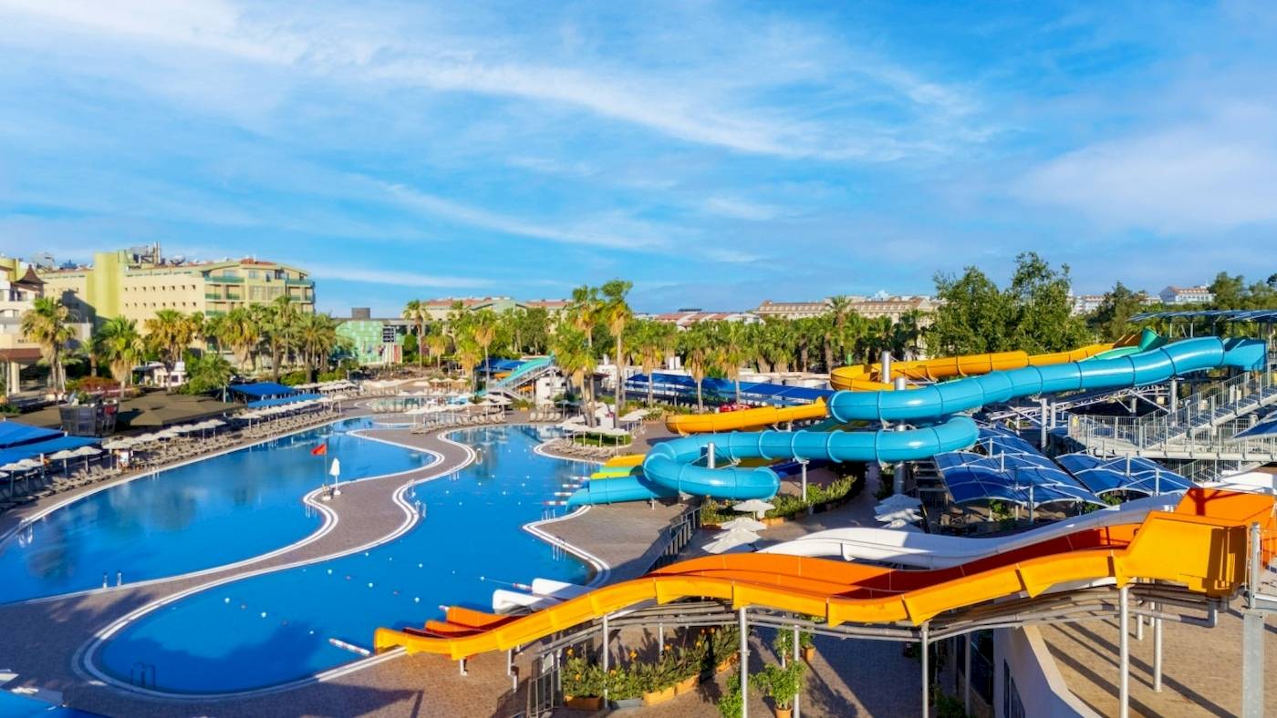 Luftaufnahme des Wasserparks im VONRESORT Golden Coast mit großen Wasserrutschen.