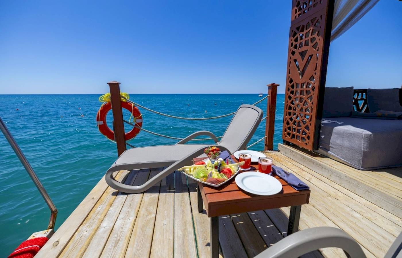 Frühstückstisch auf der Terrasse des VONRESORT Golden Coast mit Blick auf das Meer.