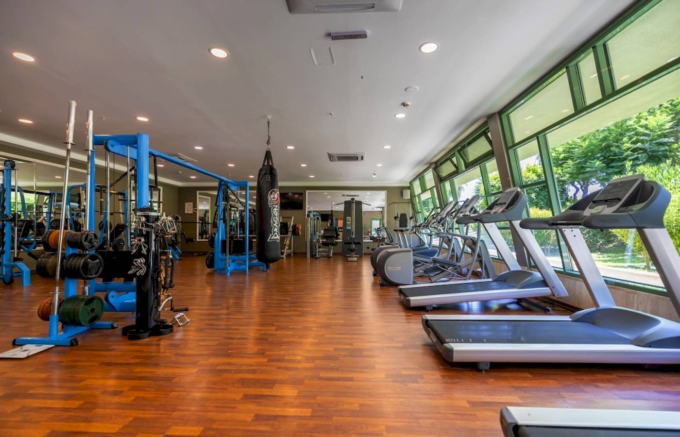 Fitnesscenter im VONRESORT Golden Coast mit Laufbändern und Trainingsgeräten.