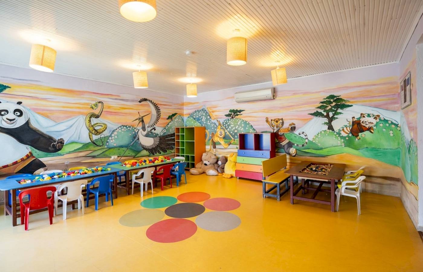 Kinderzimmer im VONRESORT Golden Coast mit bunten Tiermurals und Spielzeug.