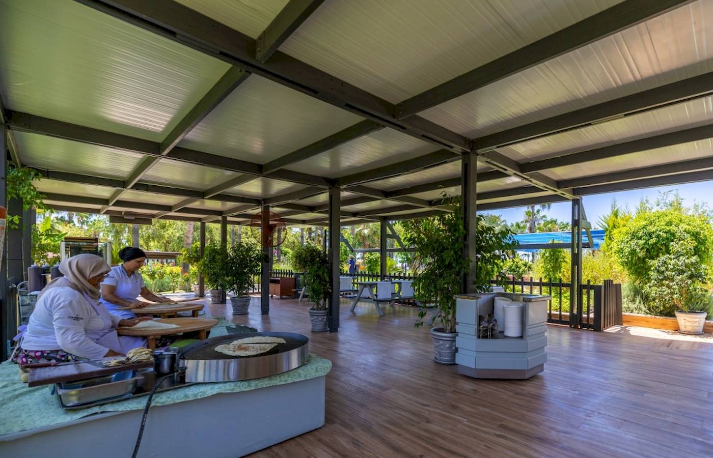 Zwei Frauen bereiten Essen auf der Terrasse des VONRESORT Golden Coast zu.