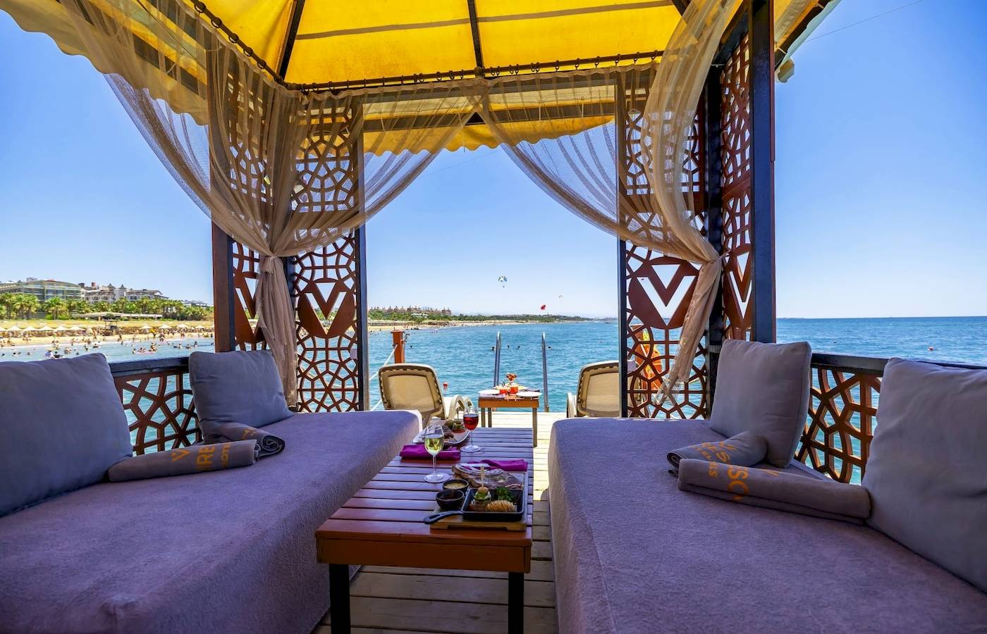 Terrasse des VONRESORT Golden Coast mit Blick auf das Meer und Sonnenschirm.