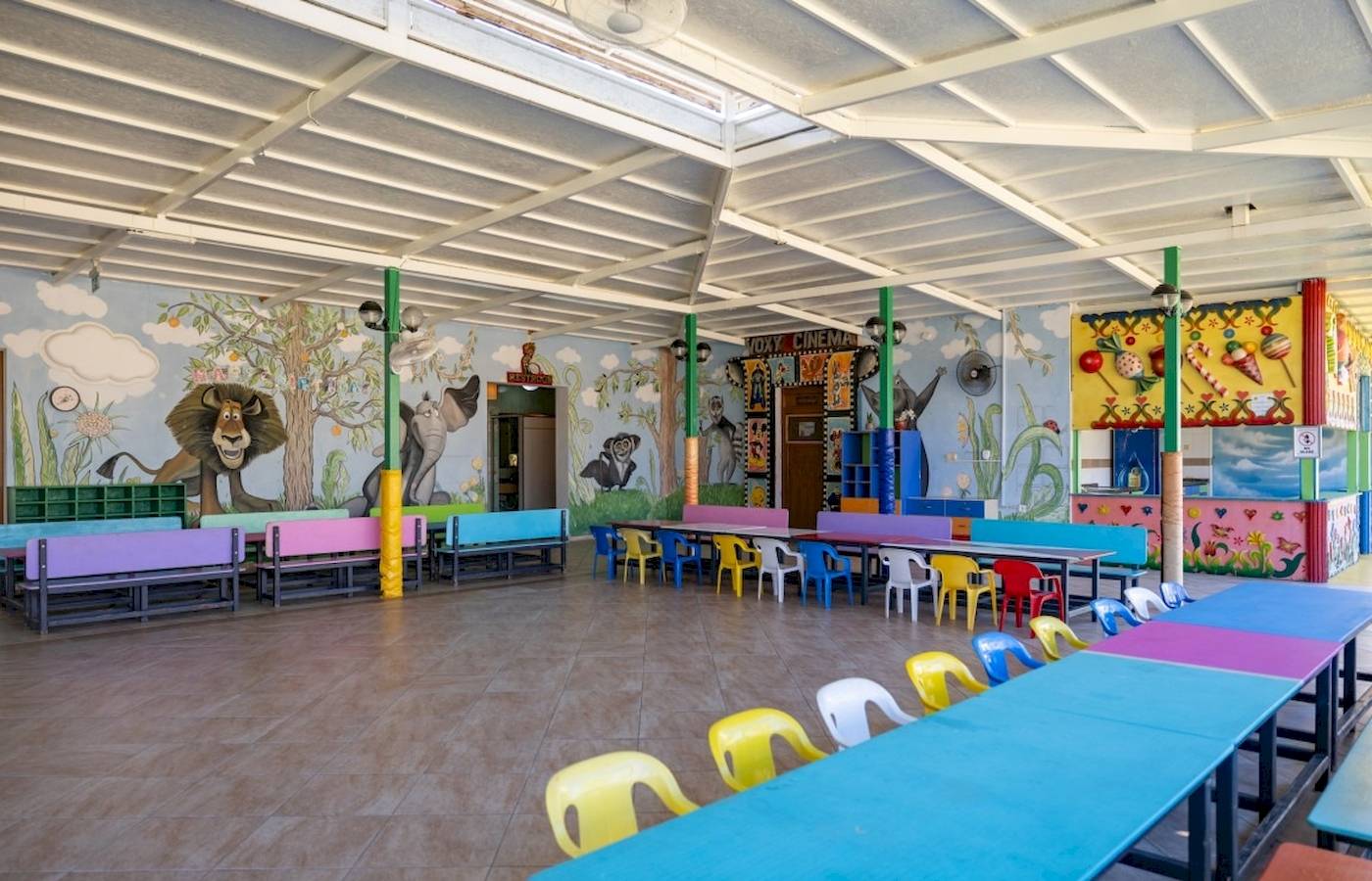 Kinderspeisesaal im VONRESORT Golden Coast mit bunten Tisch und Stühlen.