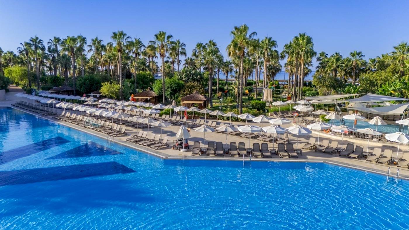 Vonresort Golden Coast Poolbereich mit vielen Liegen und Sonnenschirmen