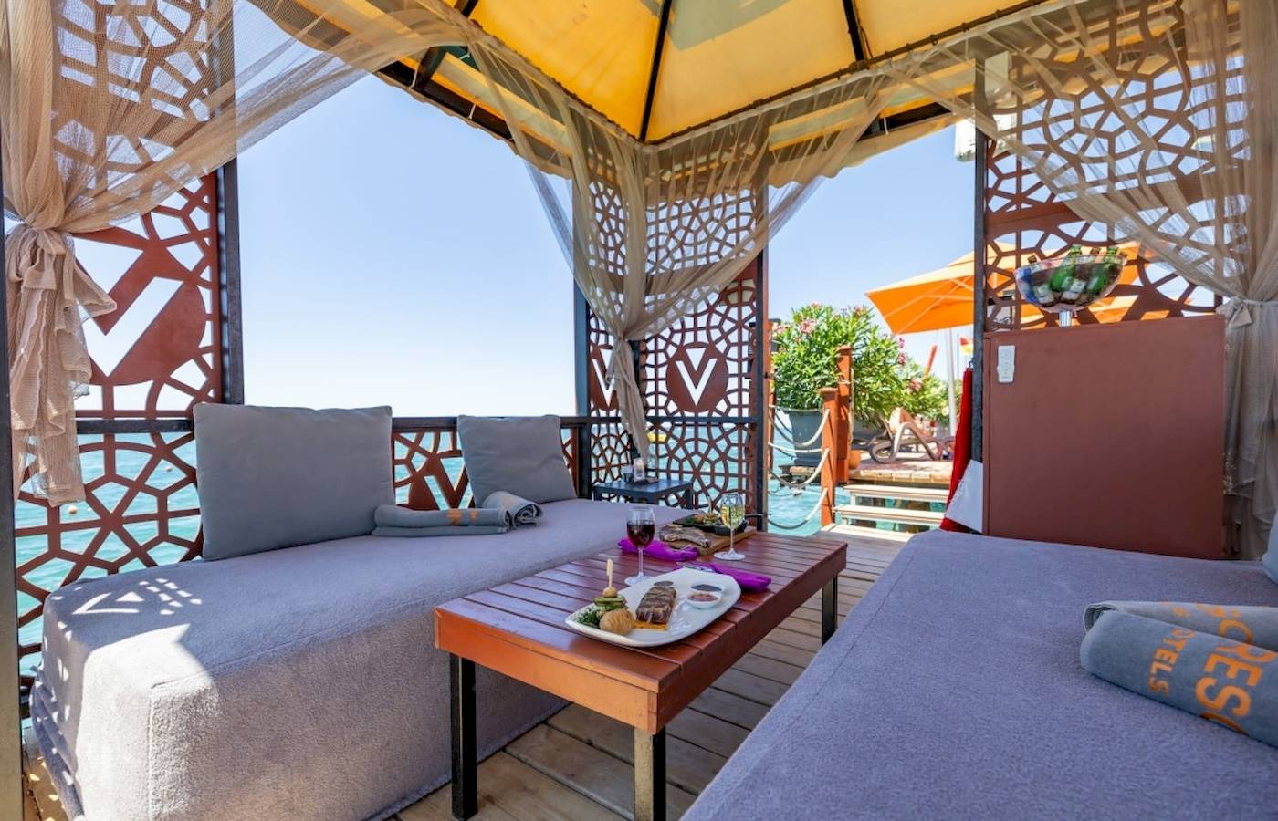 Poolbereich mit Loungesofas im VONRESORT Golden Coast