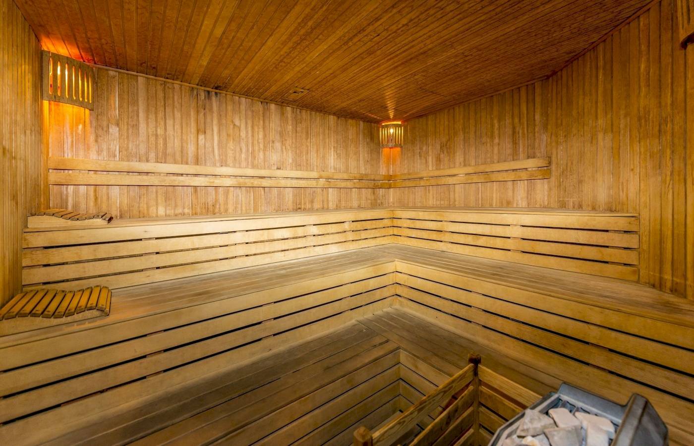 Innenansicht der Sauna im VONRESORT Golden Coast mit Holzwänden und Bänken