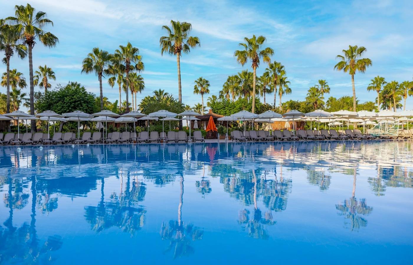 Außenpool des VONRESORT Golden Coast mit vielen Liegen und Sonnenschirmen.