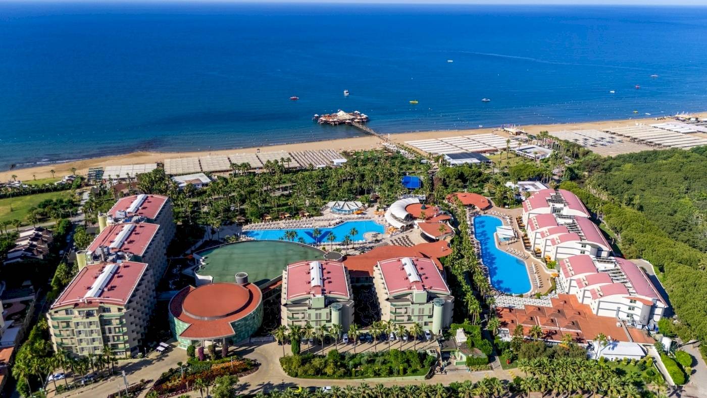 Luftaufnahme des VONRESORT Golden Coast mit Hotelgebäuden, Swimmingpools und einer langen Strandlinie.